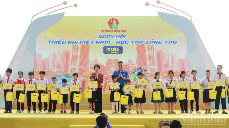 Scholarships are presented to children who have overcome difficulties to achieve good academic results.