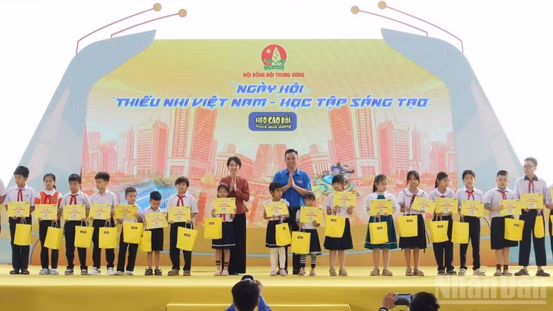 Scholarships are presented to children who have overcome difficulties to achieve good academic results.