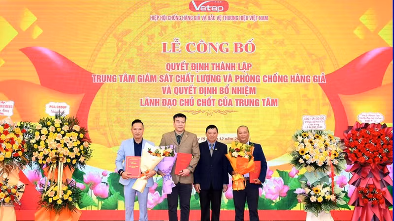 Nguyen Dang Sinh, Chairman of the Viet Nam Association for Anti-Counterfeiting and Trademark Protection, presents the decision establishing the Quality Supervision and Anti-Counterfeiting Centre.