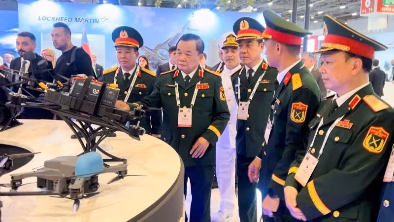 Senior Lieutenant General Hoang Xuan Chien visits various booths with delegates.