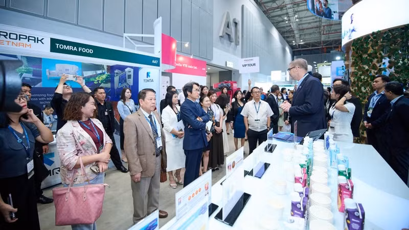 Visitors learn about technology solutions at ProPak Viet Nam 2025.