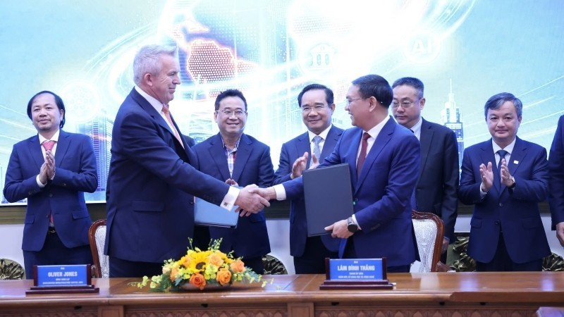 The Ho Chi Minh City Department of Science and Technology and Accelerated Infrastructure Capital (AIC) sign the cooperation agreement.