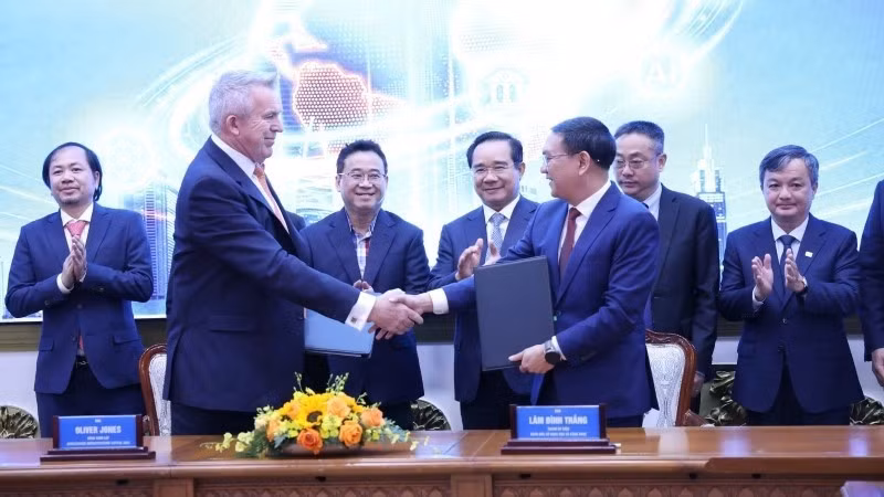 The Ho Chi Minh City Department of Science and Technology and Accelerated Infrastructure Capital (AIC) sign the cooperation agreement.