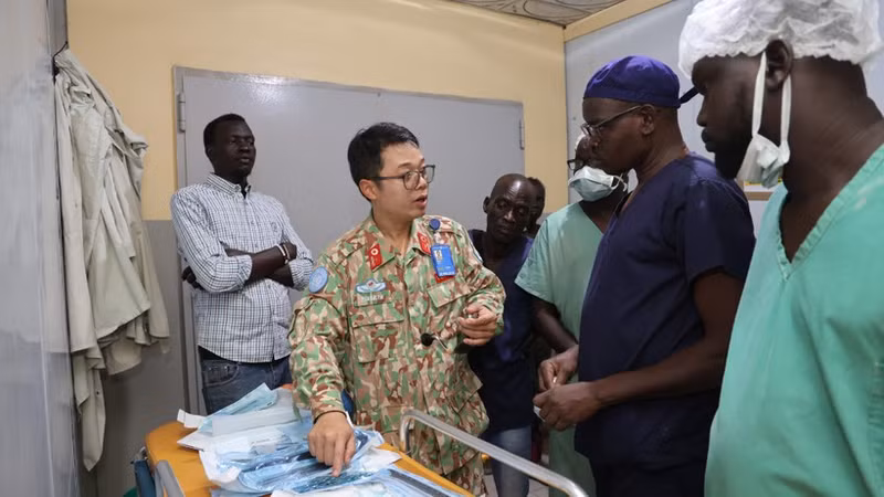 Major, Doctor, Dr Tran Duc Tai, Director of Level-2 Field Hospital No. 7, exchanges professional expertise with medical staff from Bentiu General Hospital and Doctors Without Borders. (Photo: TIEN PHUC)