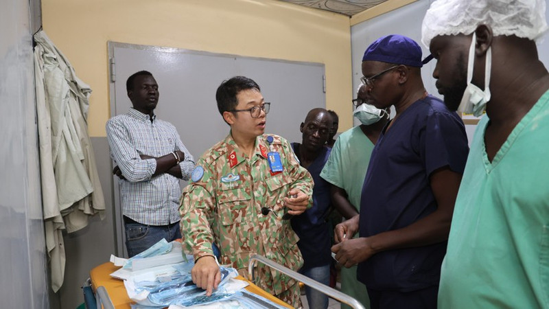 Major, Doctor, Dr Tran Duc Tai, Director of Level-2 Field Hospital No. 7, exchanges professional expertise with medical staff from Bentiu General Hospital and Doctors Without Borders. (Photo: TIEN PHUC)