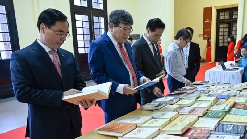 Delegates visit a book exhibition at the first Congress of the Party Organisation of Central Party Agencies for the 2025-2030 term. (Photo: DUY LINH)