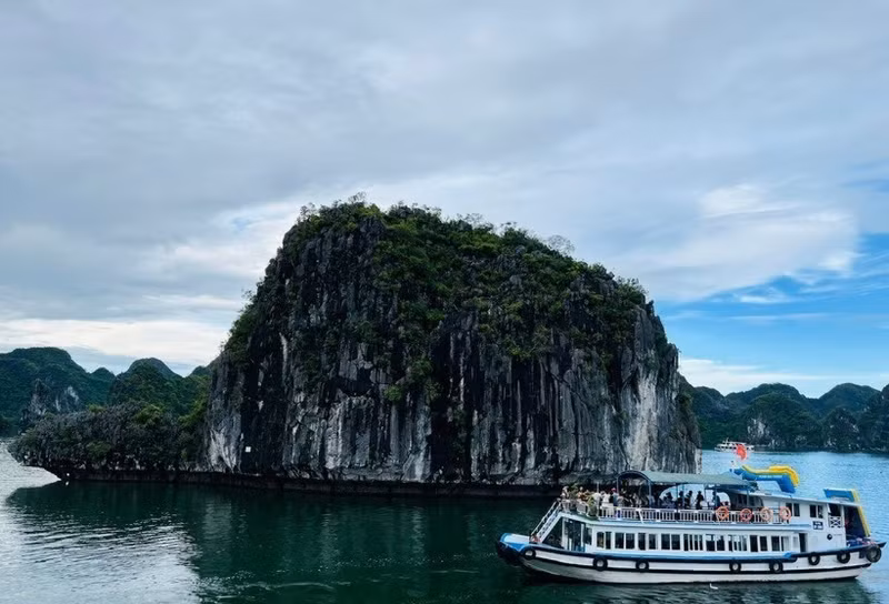 Ha Long Bay in Quang Ninh province ahead of Typhoon Kajiki’s approach. (Photo: VNA)