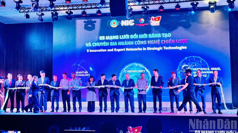 Deputy Prime Minister Nguyen Chi Dung and delegates take part in the announcement ceremony. (Photo: HNV)