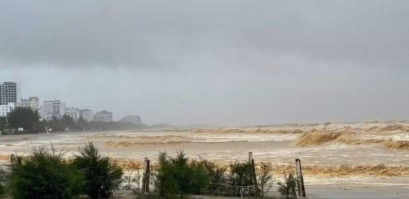 Rough sea and heavy rainfall observed at the Sam Son beach resort, Thanh Hoa province, at noon on August 25. (Photo: VNA)