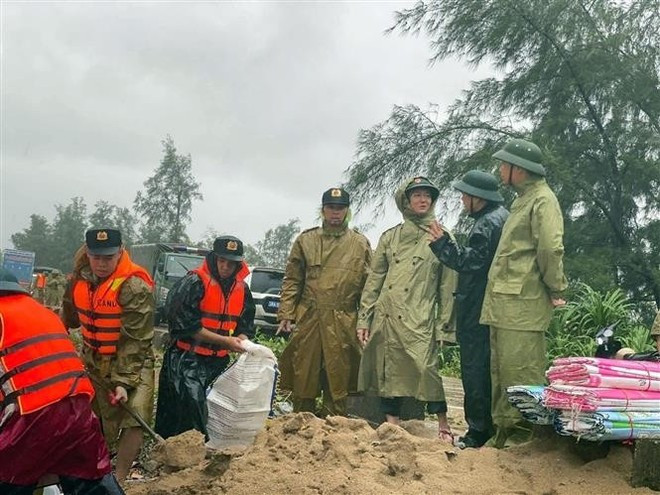 Deputy Prime Minister Tran Hong Ha (second, right) inspects Typhoon Kajiki response efforts in Ha Tinh province (Photo: VNA)