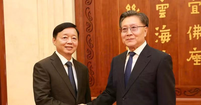 Deputy Prime Minister Tran Hong Ha (L) and Wang Dongming, Vice Chairman of the Standing Committee of the National People's Congress of China. (Photo: VNA)