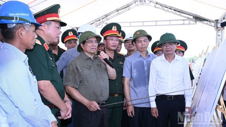 Prime Minister Pham Minh Chinh (C) inspects the construction site of the new Phong Chau bridge in Phu Tho (Photo: nhandan.vn)