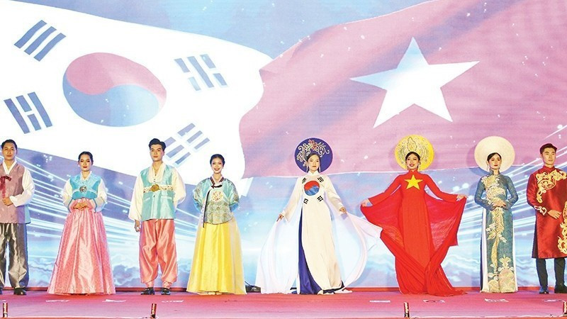 A performance of traditional costumes of Viet Nam and the Republic of Korea.