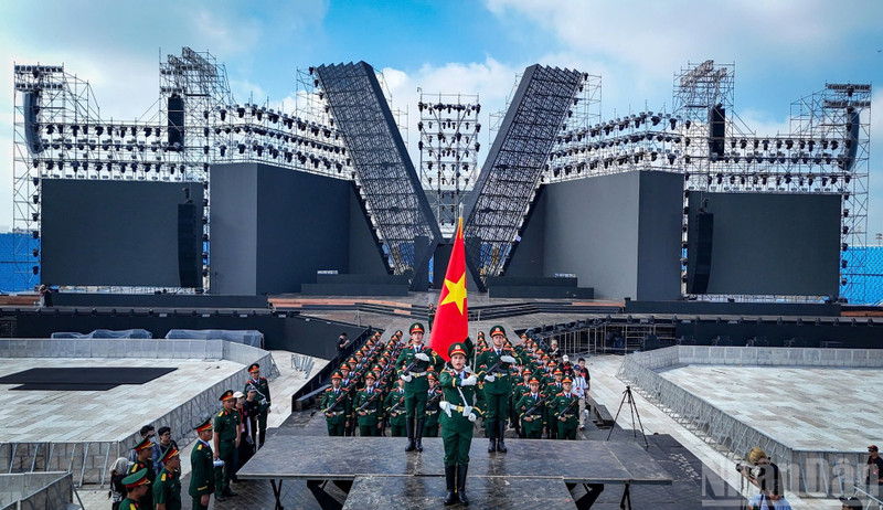The re-enactment of a military parade at Red Square, expected to take place during the “To quoc trong tim” concert, has attracted great interest. (Photo: THANH DAT)