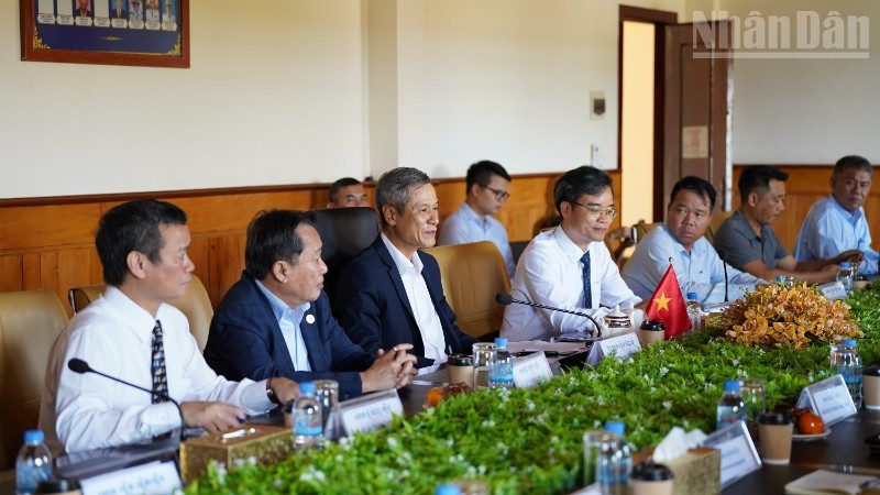 Ambassador Nguyen Minh Vu and the working delegation at a meeting with the authorities of Mondulkiri Province, which is located about 360 km from the capital Phnom Penh. (Photo: DINH TRUONG)