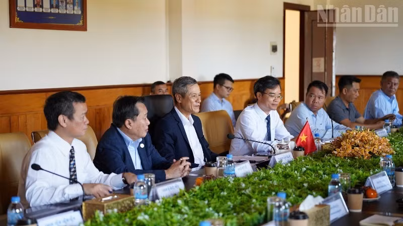 Ambassador Nguyen Minh Vu and the working delegation at a meeting with the authorities of Mondulkiri Province, which is located about 360 km from the capital Phnom Penh. (Photo: DINH TRUONG)