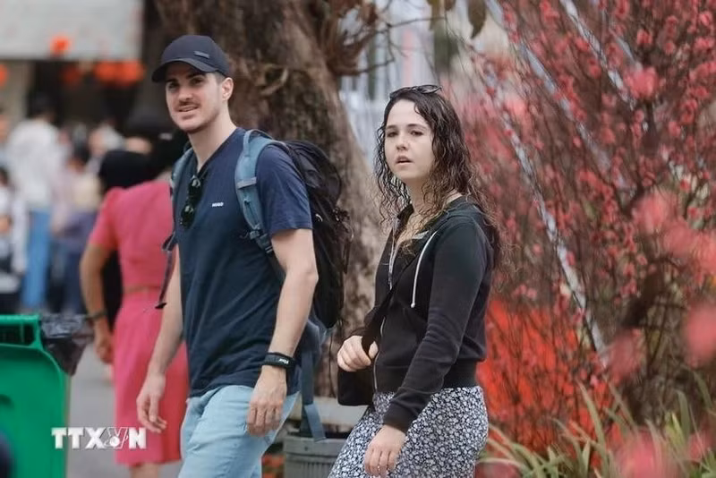 Foreign tourists visit Ha Noi on the Lunar New Year. (Photo: VNA)