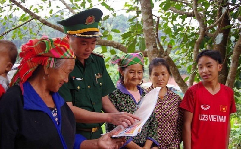 A border guard officer conducts communication activities on human trafficking prevention. (Photo: VNA)