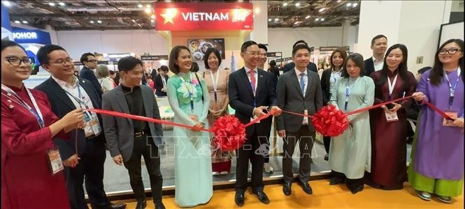 Vietnamese Ambassador to Singapore Tran Phuoc Anh and representatives from the Ho Chi Minh City Department of Tourism inaugurate the Viet Nam – Ho Chi Minh City Tourism Pavilion at ITB Asia 2025. (Photo: VNA)