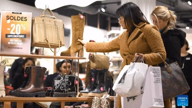 People shop at a store in Geneva, Switzerland. (Photo: Xinhua)
