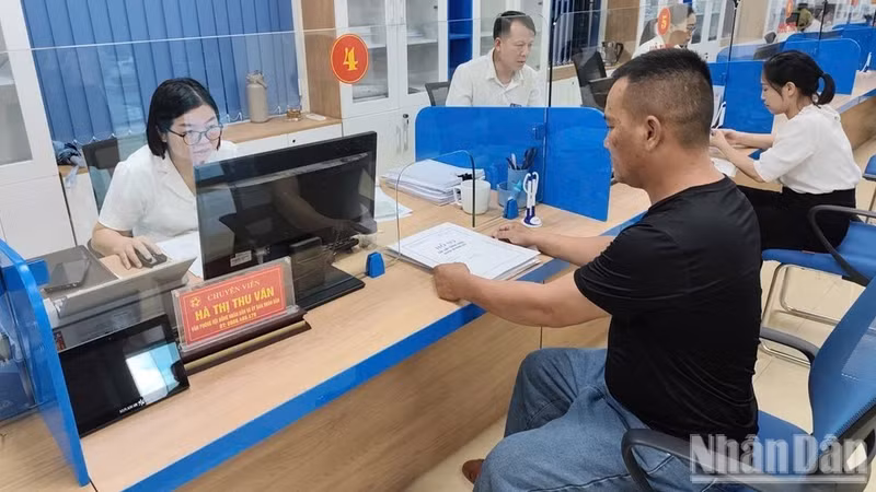 Activities relating to the receipt and processing of administrative procedures are carried out in an open, transparent and modern manner. (Photo: MINH PHUONG)