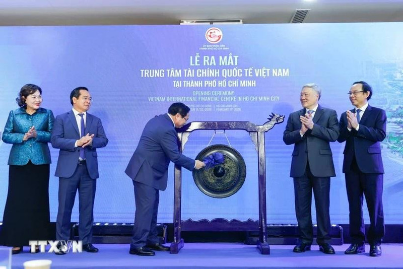 Prime Minister Pham Minh Chinh strikes the gong to inaugurate the Viet Nam International Financial Centre in Ho Chi Minh City. (Photo: VNA)