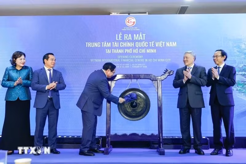 Prime Minister Pham Minh Chinh strikes the gong to inaugurate the Viet Nam International Financial Centre in Ho Chi Minh City. (Photo: VNA)