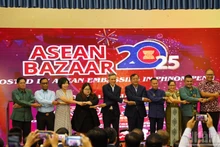 Ambassadors of ASEAN countries in Cambodia take commemorative photos with Cambodian Deputy Prime Minister, Minister of Foreign Affairs and International Cooperation Prak Sokhonn. (Photo: DINH TRUONG)