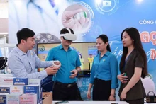 People experience some technologies and initiatives at the exhibition "Creativity Festival – Aspiration to Rise". (Photo: HAI NGUYEN)