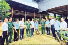 Officials of Hua Bum Commune and Lai Chau Border Guard officers exchanging experiences with local people in building new-style rural communes.