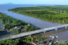 The Ca Mau–Dat Mui Expressway runs parallel with the Ho Chi Minh Road to Ca Mau Cape. (Photo: HUU TUNG)