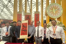 The Viet Nam Academy of Social Sciences presents a calligraphy artwork to Cuban Ambassador to Viet Nam Rogelio Polanco Fuentes. (Photo: VASS)
