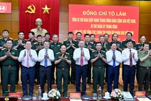 Party General Secretary To Lam attends the working session with leaders of the Party, State, and senior officials of the Ministry of National Defence and the General Department of Politics of the Viet Nam People's Army.