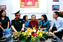 Secretary of the Ha Noi Party Committee Bui Thi Minh Hoai engages in heartfelt conversations and extends her best wishes to Vietnamese Heroic Mother Cong Thi Mui.