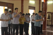 Nguyen Trong Nghia and local leaders offer incense at Go Cong Martyrs’ Temple.