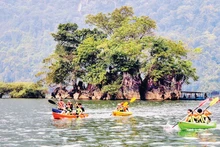 Kayaking on the scenic Ba Be Lake. (Photo: HUONG DIU)