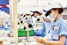 Workers produce mechanical components at Fujikin Bac Ninh Co., Ltd. in VSIP Industrial Park, Bac Ninh Province. (Photo: NGUYEN DANG)