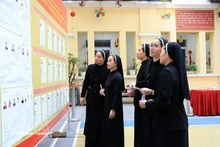 Nuns view candidate lists at Polling Station No. 1 in Hoan Kiem ward, Ha Noi (Photo: VNA)