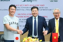 Representatives of the National Agricultural Promotion Centre, Loc Troi Group and Newgreen Co., Ltd. (Japan) at the MoU signing ceremony. (Photo: JICA)