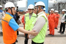 President of the Viet Nam General Confederation of Labour Nguyen Anh Tuan visits and encourages workers at Quang Trach Power Centre (Quang Tri Province).