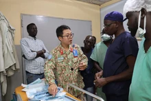 Major, Doctor, Dr Tran Duc Tai, Director of Level-2 Field Hospital No. 7, exchanges professional expertise with medical staff from Bentiu General Hospital and Doctors Without Borders. (Photo: TIEN PHUC)