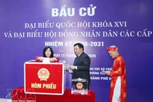 Politburo member and President of the Vietnam Fatherland Front Central Committee Bui Thi Minh Hoai ̣(first, left) casts her ballot alongside other voters at Polling Station No. 7 of Constituency No. 2 in Thanh Xuan ward, Ha Noi, on March 15. (Photo: VNA)
