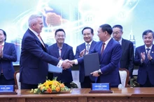 The Ho Chi Minh City Department of Science and Technology and Accelerated Infrastructure Capital (AIC) sign the cooperation agreement.