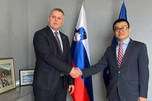 Viet Nam’s Ambassador to Austria and Slovenia Vu Le Thai Hoang (right) and Slovenia’s Minister of the Environment, Climate and Energy Bojan Kumer.