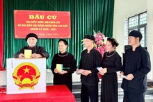 The Tay ethnic people in Na O hamlet, An Lac commune, Bac Ninh province enthusiastically cast their ballots. Photo: VNA