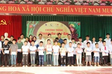 The NFVC, together with organisations and sponsors, presents scholarships to disadvantaged children in Nhan Nghia Commune, Phu Tho Province, on October 5, 2025. (Photo: NFVC)