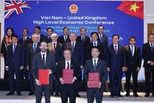 Party General Secretary To Lam witnesses the signing ceremony of cooperation agreements between ministries, sectors, and enterprises of the two countries. (Photo: VNA)