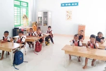 Students attend their first class at Lang Luong Campus of Chu Van An Semi-boarding Primary School for Ethnic Minorities, Tra Tap Commune, Da Nang City. (Photo: BINH NAM)