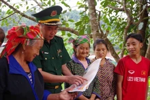 A border guard officer conducts communication activities on human trafficking prevention. (Photo: VNA)