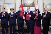 General Secretary To Lam and UK Prime Minister Keir Starmer exchange a Joint Declaration on upgrading Viet Nam–UK relations to a comprehensive strategic partnership. (Photo: VNA)